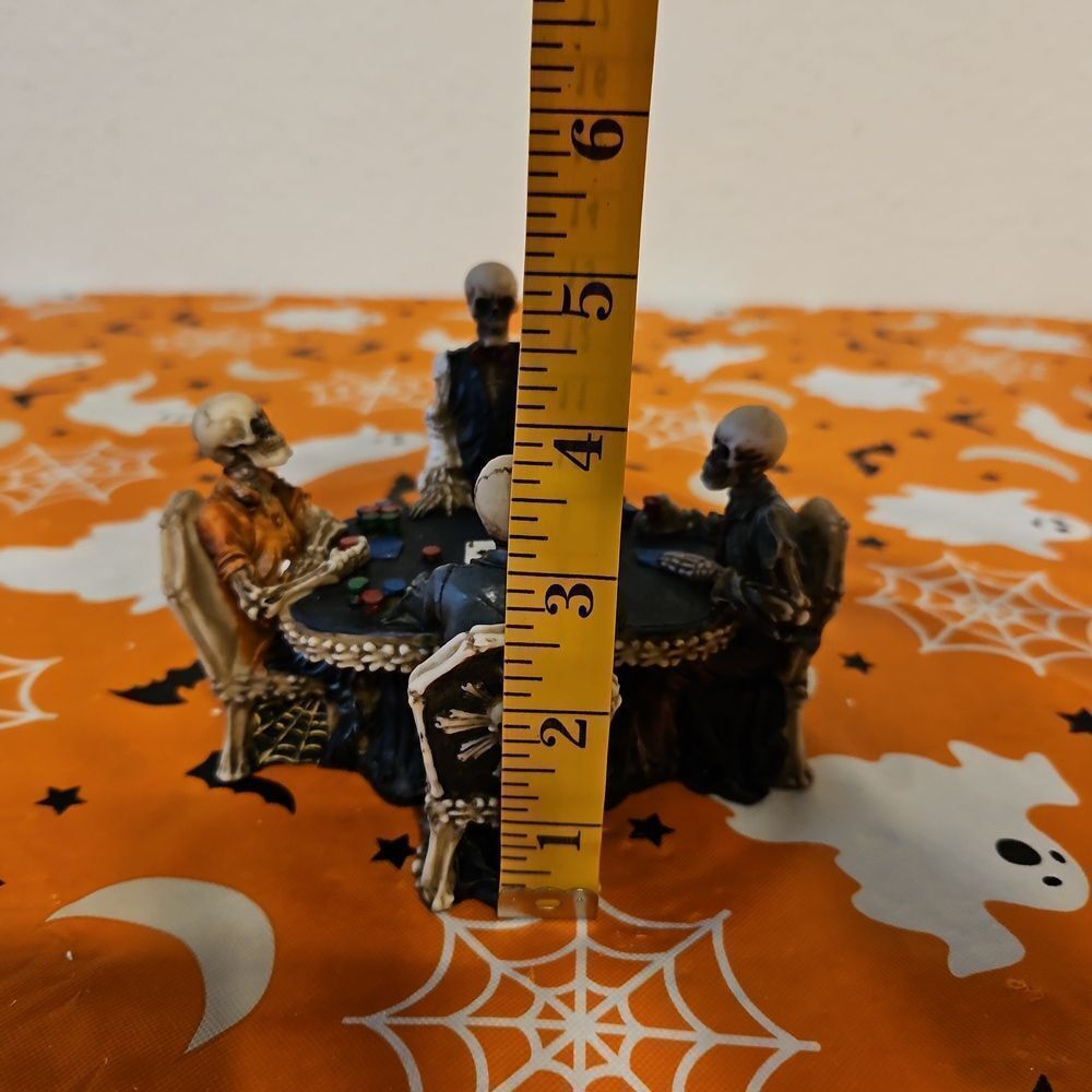 Skeleton Poker Table Figurine Table Decor - Picture 12 of 12